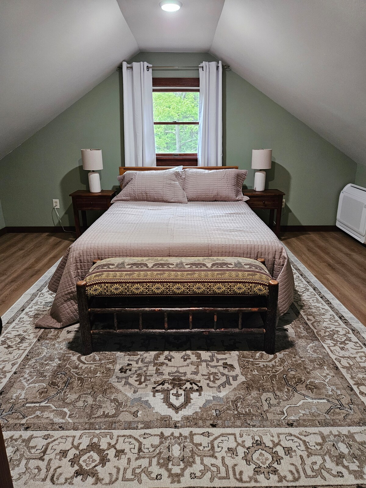 Оваа голема спална соба се наоѓа на горниот кат и има брачен кревет (широк 150-179 см). 