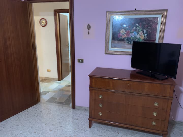 U glavnoj spavaćoj sobi, vrlo blizu kupaonice, možete pronaći sve sadržaje za pohranu svog asortimana odjeće.