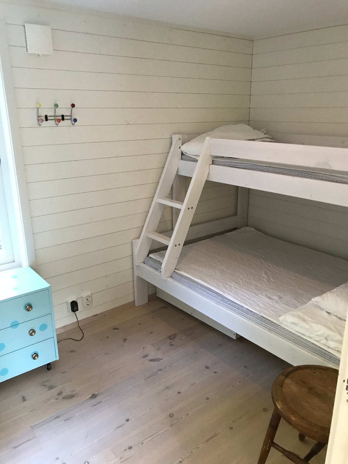 سرير عائلي حيث يمكنك النوم 2 في الطابق السفلي وسرير واحد في السرير العلوي.