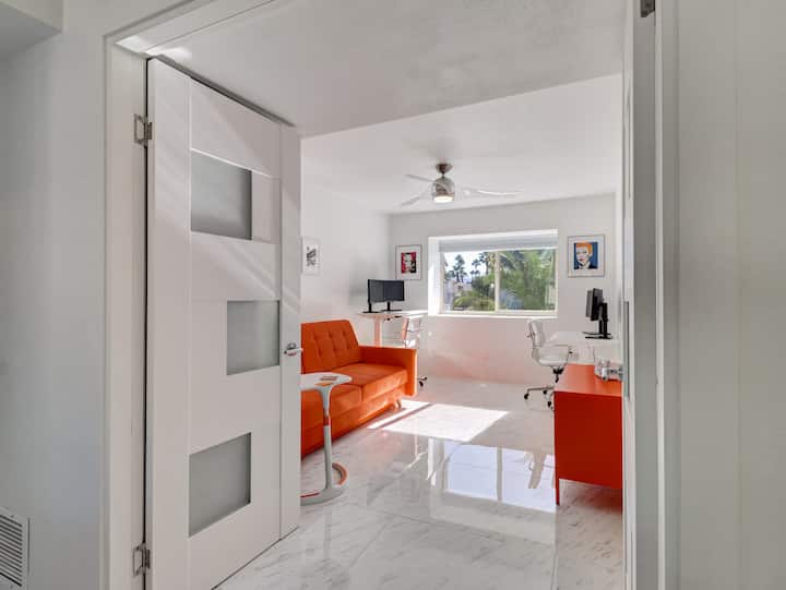 Flexibele privéwerkruimte of queensize slaapbank met gelmatras voor comfort!