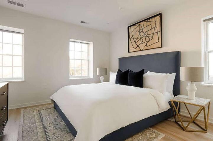 Awesome 2 Bed/2Bath in Navy Yard gallery image 3