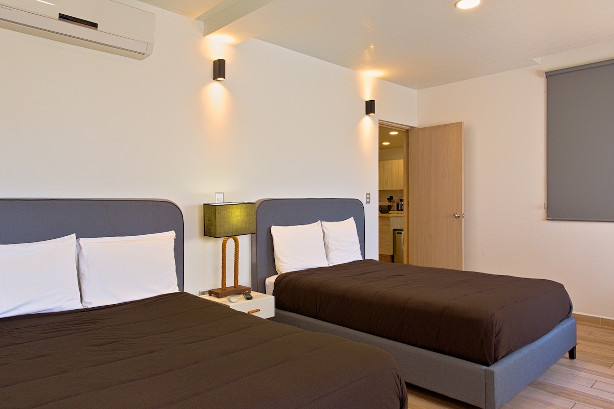 Ფართო მეორე საძინებელი — აღჭურვილია ორი კომფორტული ორადგილიანი საწოლით და სამუშაო სივრცით, რომელიც იდეალურია ოჯახებისთვის, მეგობრებისთვის ან დისტანციურად მომუშავეებისთვის