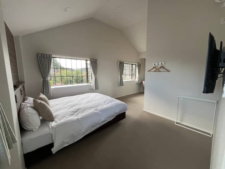 Стая 306 (без ъглова стая, без лофт)
* Само в тази стая ще могат да се настанят до 2 - ма души