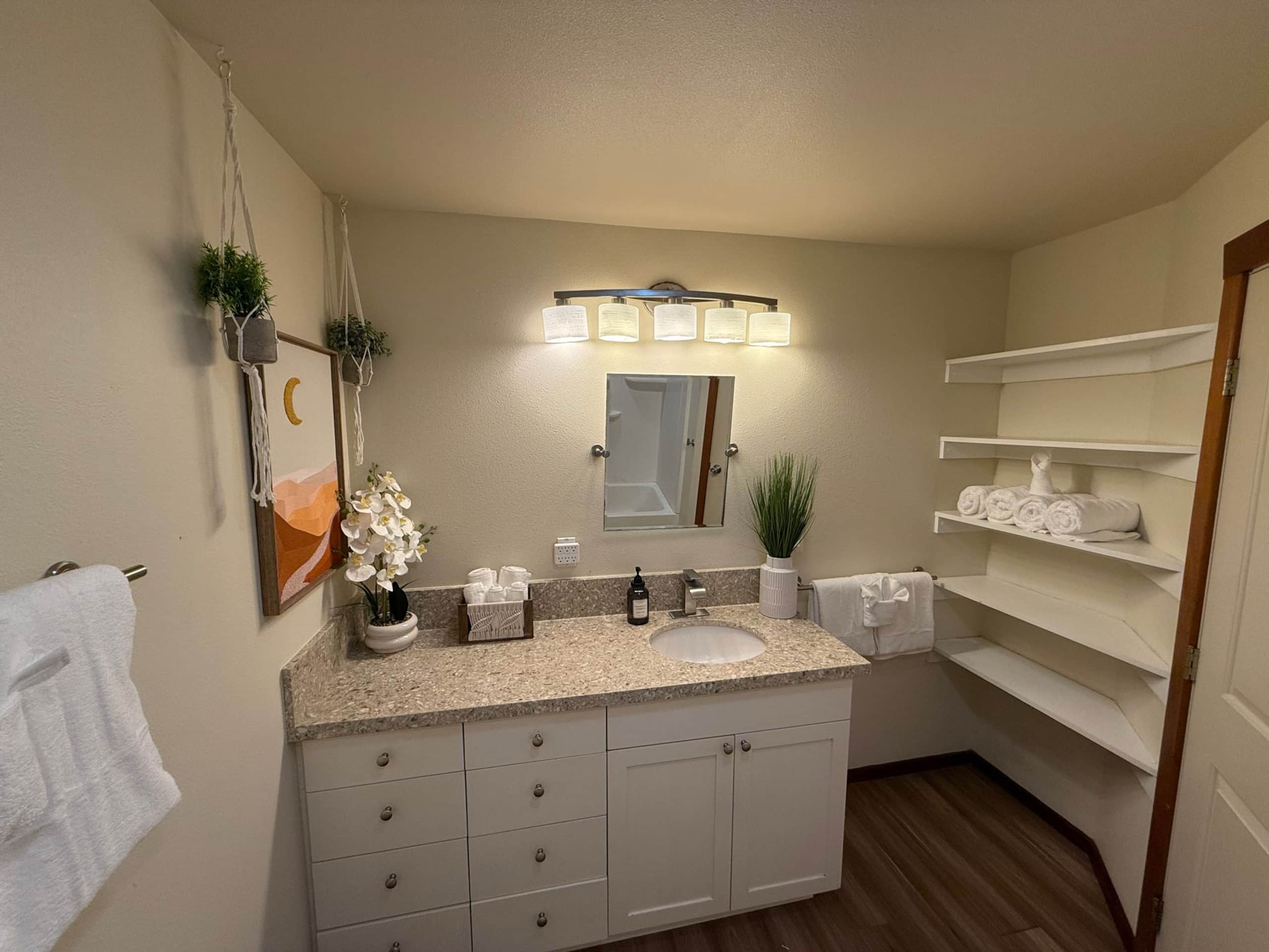 Home in Kailua-Kona · ★4.92 · 3 bedrooms · 3 beds · 1.5 shared baths - Image 16
