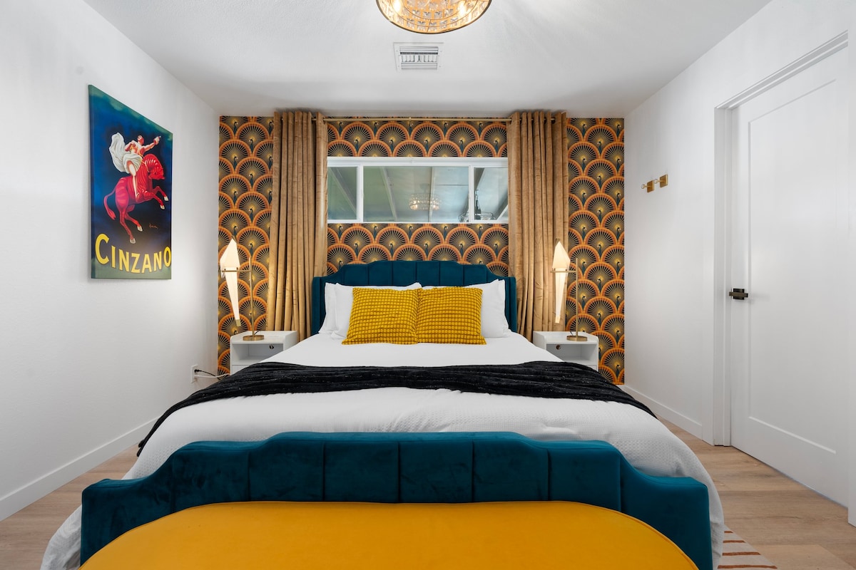 Odvažan, živahan i nepogrešivo glamurozan – The Peacock Room je pravi hit. Zlatni ventilatori u stilu art decoa i plavi baršun stvaraju bogat, zagonetan sjaj koji podsjeća na jazz doba.