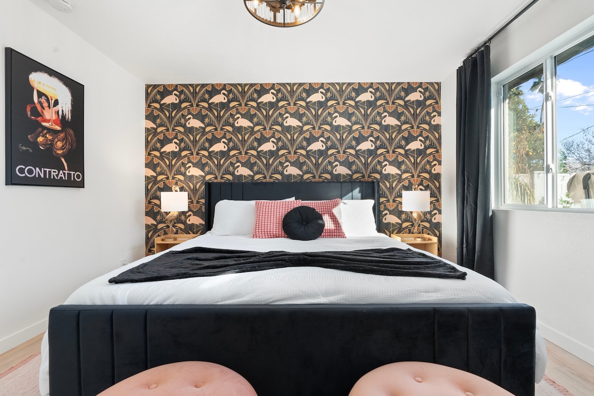 Zakoračite u sobu Flamingo, gdje se stari holivudski glamur susreće s pustinjskim šikom. Nježne nijanse ružičaste i zlatni detalji ističu se na pozadini tapeta s motivom flaminga u stilu art decoa, što je razigran poklon dvadesetim godinama prošlog stoljeća s daškom Scottsdalea.