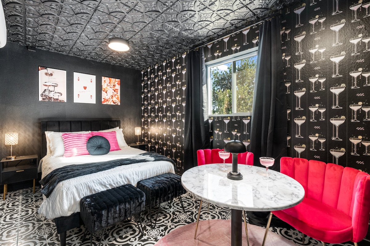 Skriven iza baršunaste zavjese tajanstvenosti, The Pink Velvet Lounge vaše je privatno utočište. Uz metalne stropne pločice, tapete s uzorkom na martinije i stolice od tamnoroze baršuna, ova prostorija podsjeća na tajni bar u kojem se okupljaju posjetitelji nakon radnog vremena.