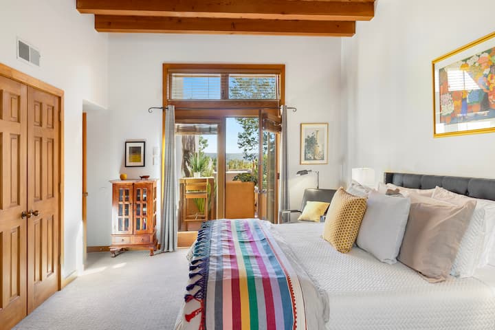 توفر المصابيح بجانب السرير ميزات ومنافذ اللمس الناعمة ومنافذ شحن USB. يمكن الوصول إلى فناء علوي مباشرة من غرفة النوم الأساسية من خلال باب خاص، مما يدعو للهواء الجبلي النقي لملء الغرفة.