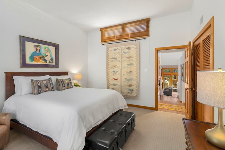 سرير بحجم كبير في غرفة النوم الثانية.