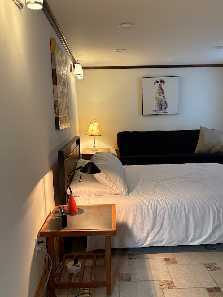 Cómoda cama tamaño queen con futón doble