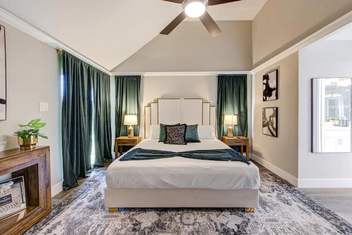 Ultimate Getaway Explore Katy & Houston In Style - Katy, TX