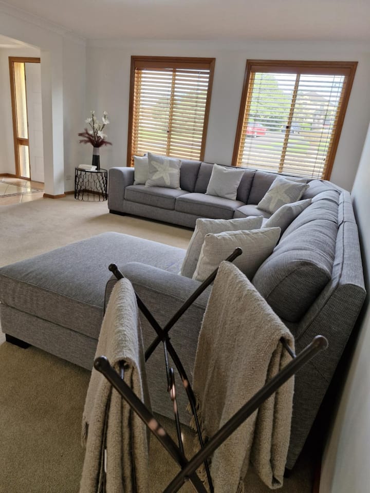 Large Coastal Retreat Shell Cove - Wollongong