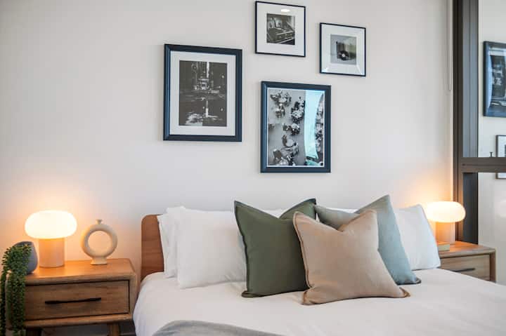 Votre 2e chambre spacieuse avec une vue magnifique à travers la fenêtre du bureau. Un matelas taille queen koala pour un confort extrême. 