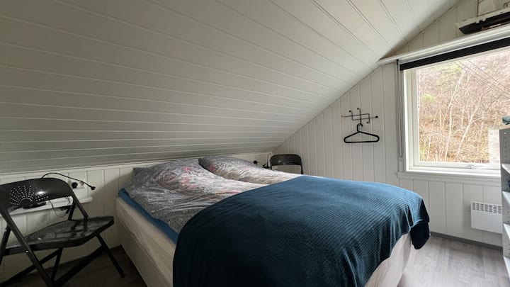 Spavaća soba s bračnim krevetom 150 x 200 cm. 2 stolice. Police. Noćni ormarići sa svjetlima.  Posteljina, ručnici. Otvaranje prozora.
Dostupan je dječji krevetić. 