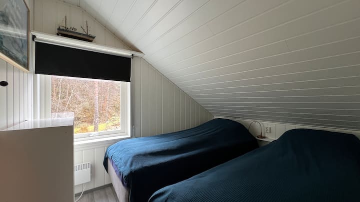 Spavaća soba s 2 kreveta za jednu osobu 90 x 200 cm. Police. Noćno svjetlo. Posteljina, ručnici. Otvaranje prozora.