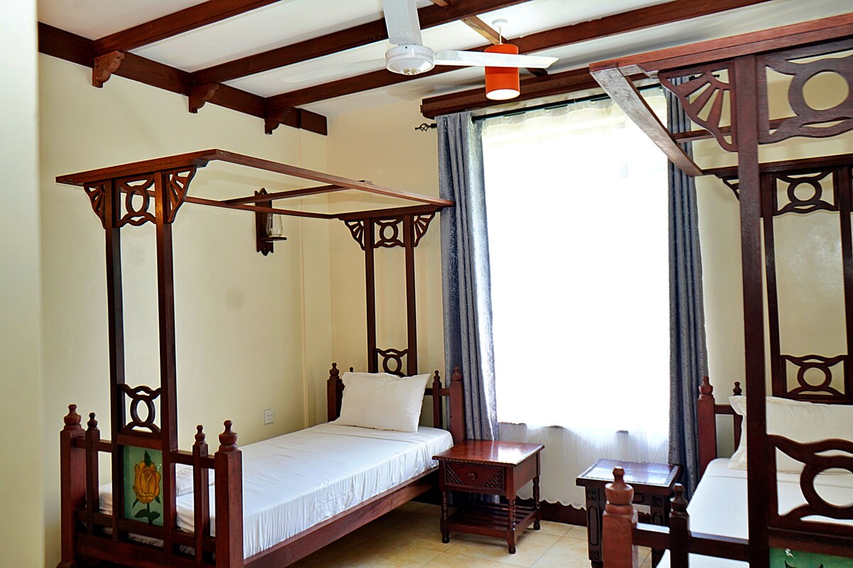 2 מיטות 3X6 עם שמיכת פוך.  בחדר יש מזגן ומאוורר תקרה. 