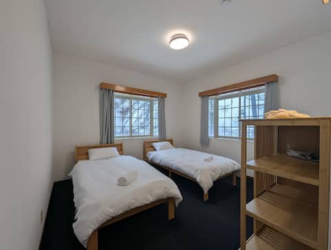 Self Contained House in the wood sleep upto 10 ppl