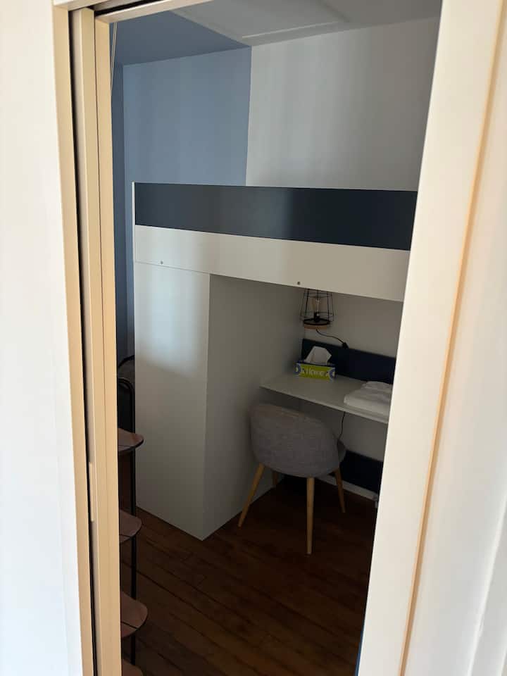 غرفة نوم بمساحة 7 أمتار مربعة. سرير ميزانين مع مكتب.
باب أعمى وزجاجي
التدفئة