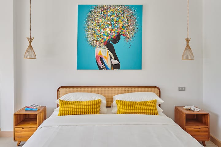 Ეს საძინებელი ვილის ქვედა საფეხურზეა და საკუთარი აივნით სარგებლობს. 

Ორმხრივი გადამრთველი, რომ მარტივად გამორთოთ მთავარი საძინებელი და დაკიდოთ სანათები საწოლიდან.