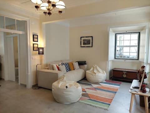 Airbnb em destaque: Casa Avelar, a house with modernized history on the beach em São Martinho Do Porto