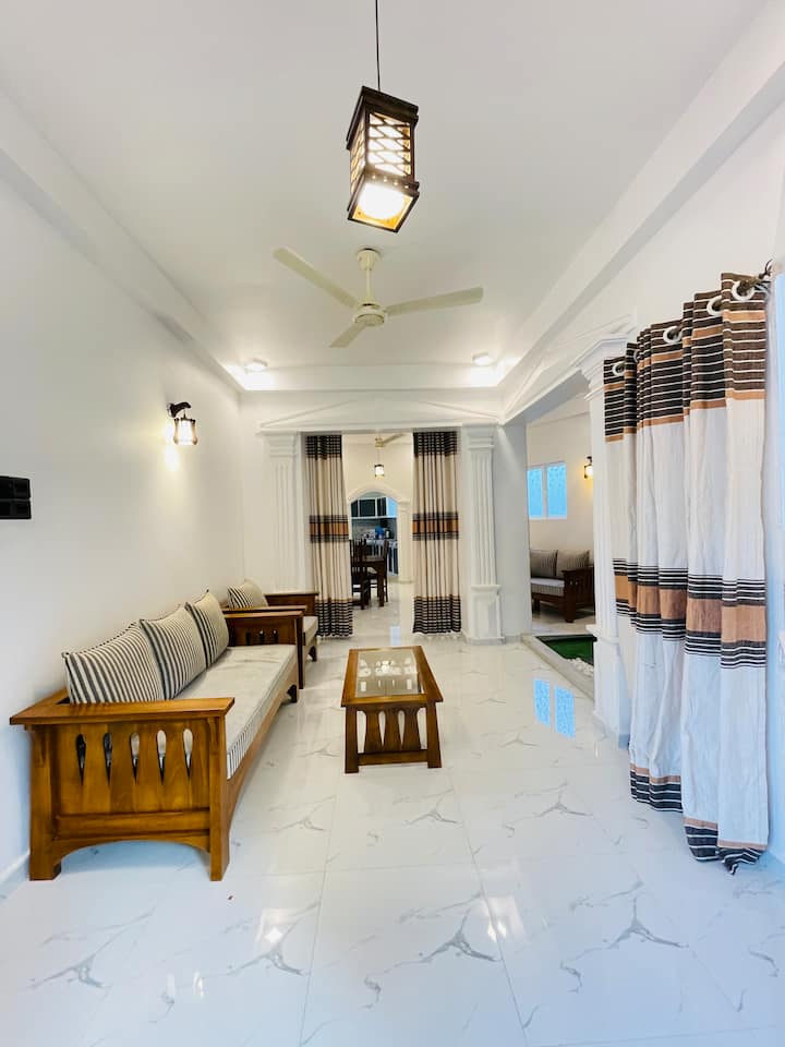 Beachfront Bliss: 3-br Villa In Heart Of Weligama - Mirissa