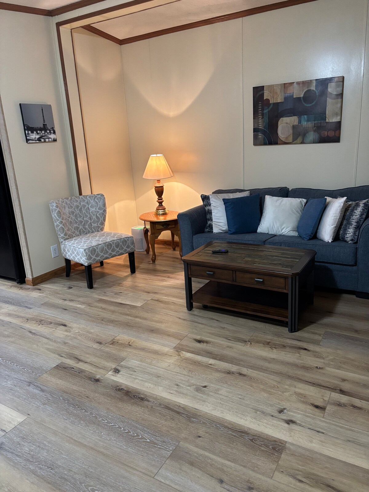 Deze aparte woonkamer is voorzien van een tv en een fauteuil, samen met een slaapbank voor extra een extra slaapgedeelte