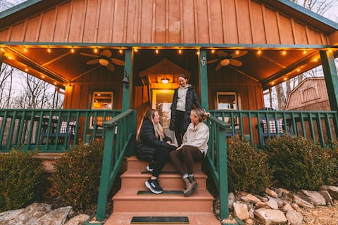 Large cabin (Game Room/Hot tub/Kid Friendly)