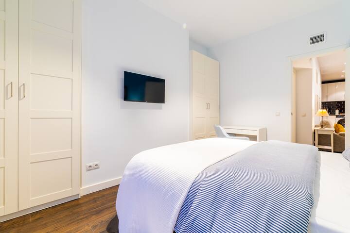 Historic Center 3 bedroom apartment-1 min to metro gallery image 4