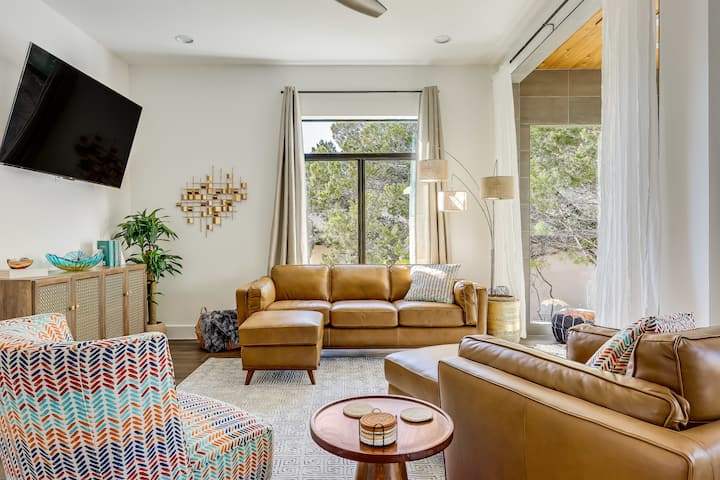 Modern Lake Retreat W/hottub & Outdoor Living - Lago Vista, TX