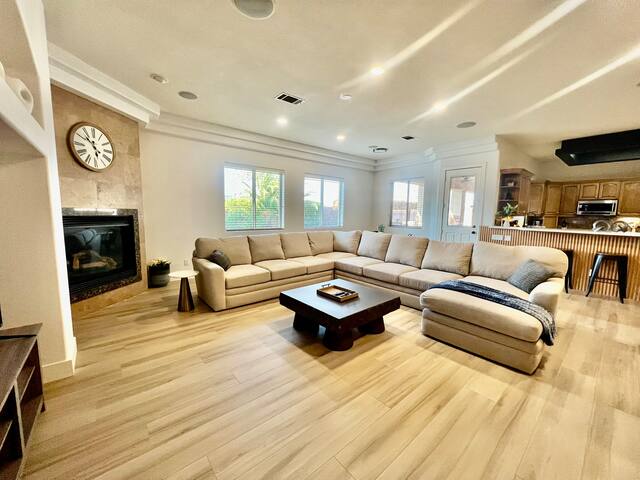 Luxury Mansion, 5 Minutes from Strip! 7bdrm, 16bed gallery image 4