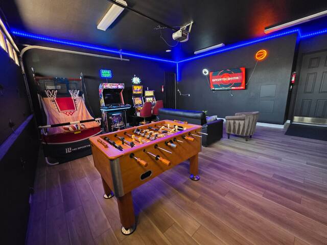 Luxury Mansion, 5 Minutes from Strip! 7bdrm, 16bed gallery image 3