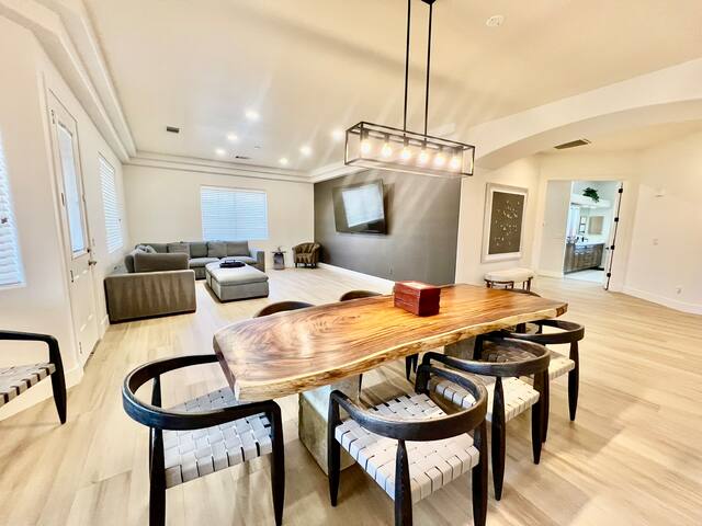 Luxury Mansion, 5 Minutes from Strip! 7bdrm, 16bed gallery image 2