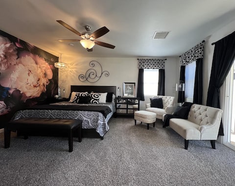 Top Airbnb: Central PHX location*Nice Backyard •King suite in Alhambra