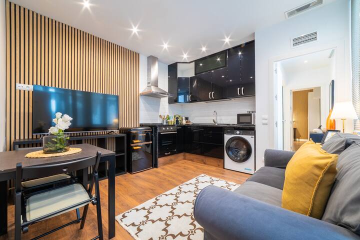 2 bedroom apartment 1 min from metro Anton Martin