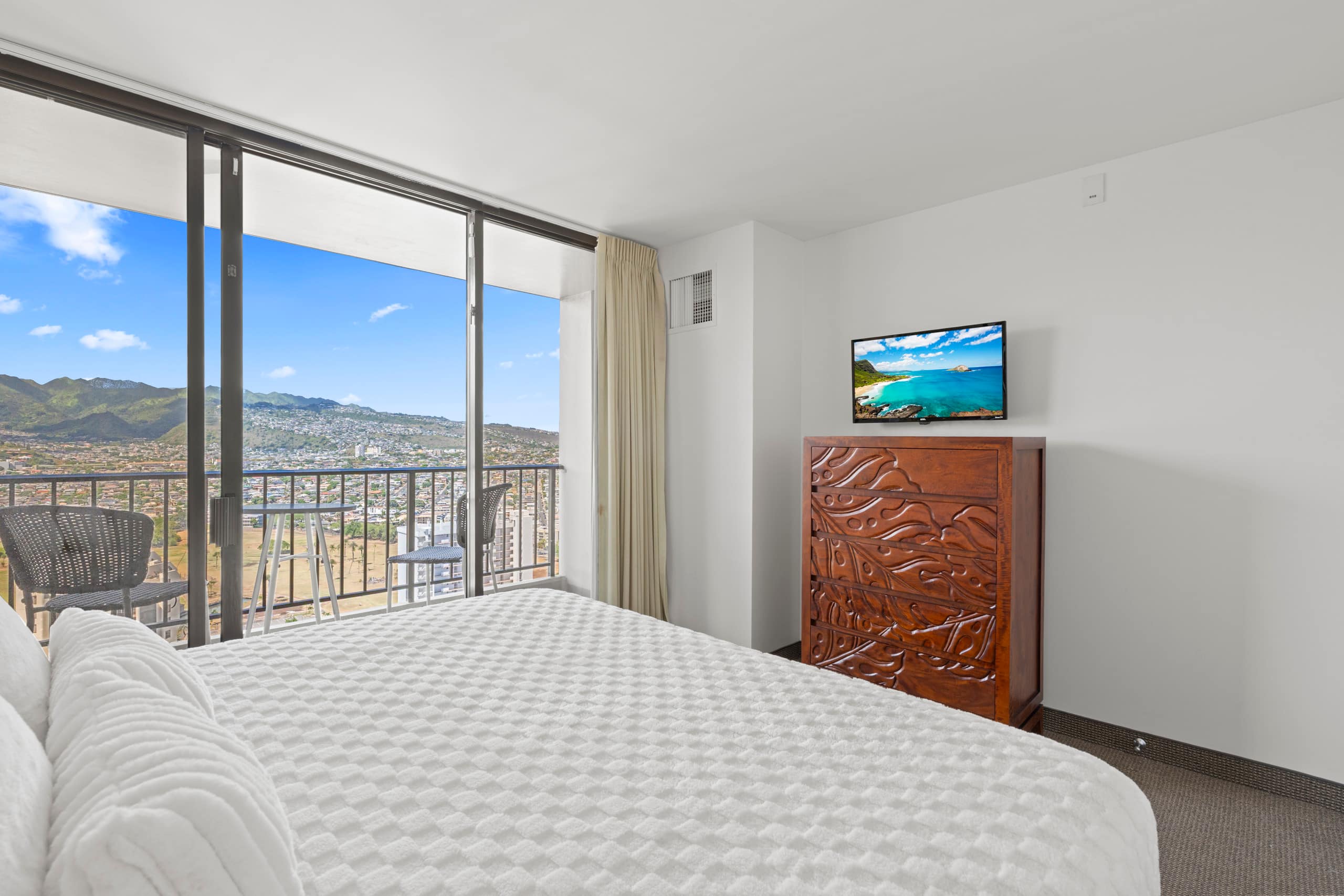 Fully renovated in May 2025/high 36th floor - Image 18