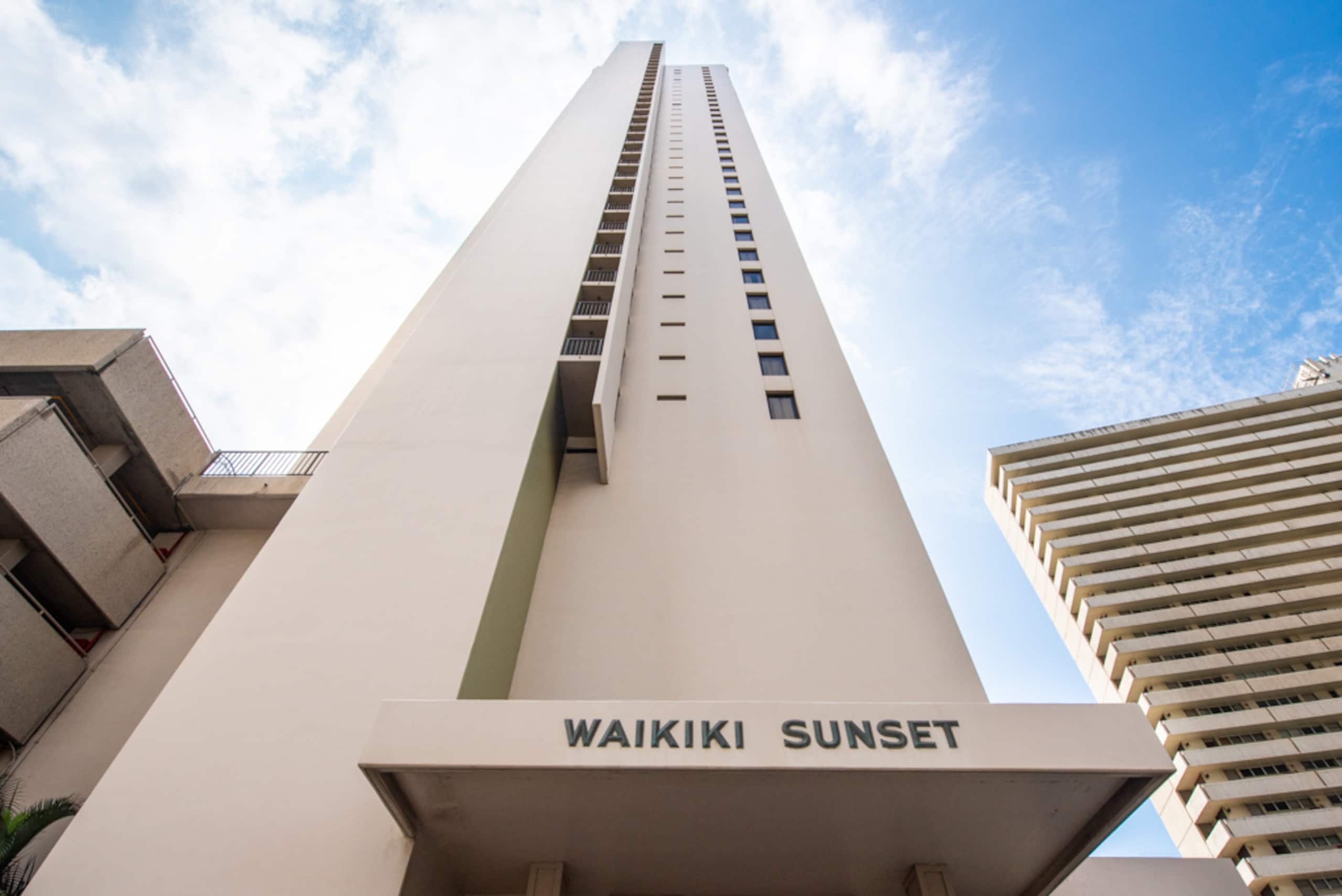 Fully renovated in May 2025/high 36th floor - Image 33