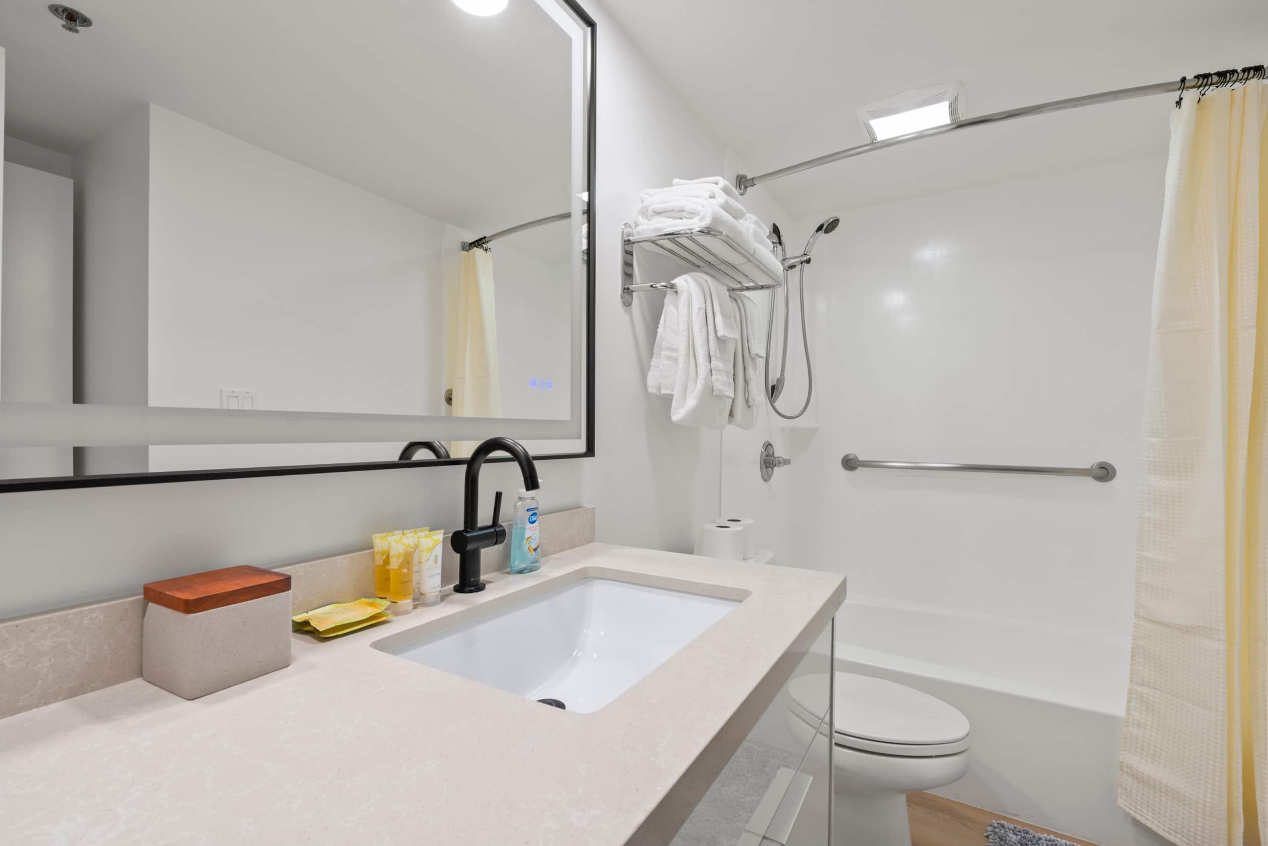 Fully renovated in May 2025/high 36th floor - Image 28