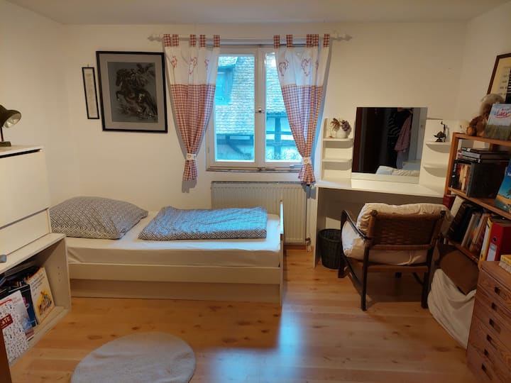 „Bijela soba” s krevetom za jednu osobu.