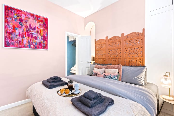 خزانة ملابس كبيرة مع وسائد وبطانيات احتياطية، والكثير من غرفة التخزين، وإضاءة نيون ومرآة كاملة الطول