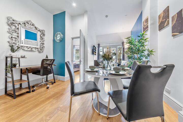 Luxurious 3BR Flat w/ Balcony in Kensington for 7! gallery image 4