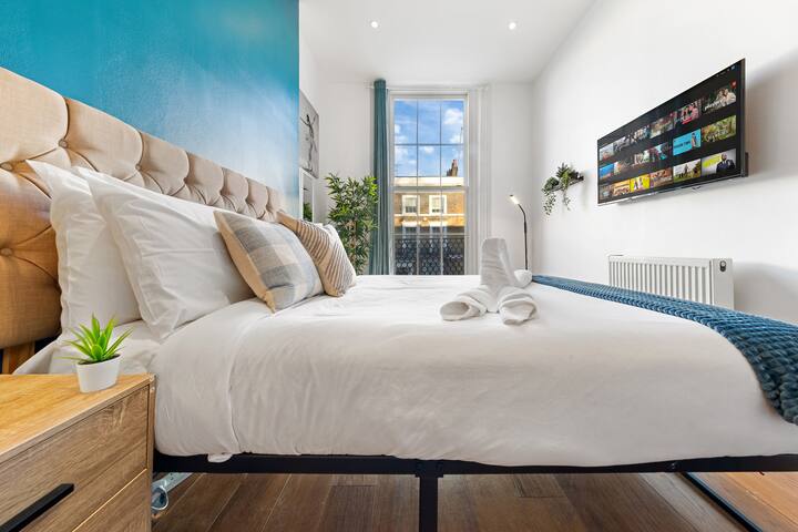 Luxurious 3BR Flat w/ Balcony in Kensington for 7! gallery image 5