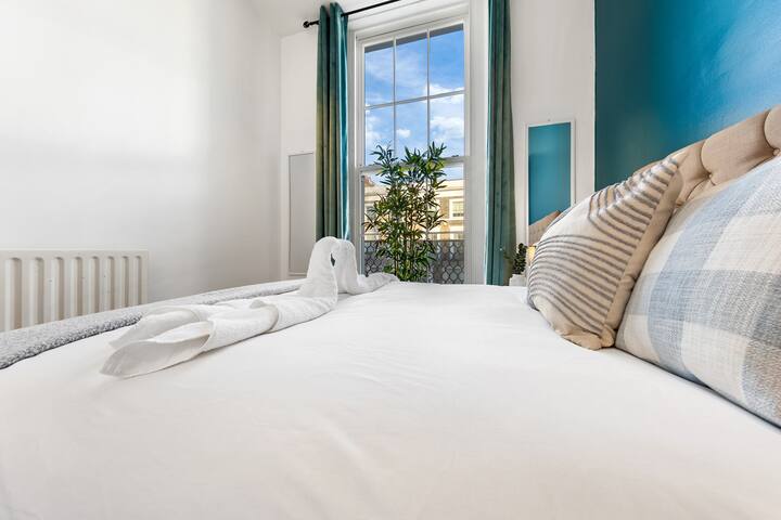 Luxurious 3BR Flat w/ Balcony in Kensington for 7! gallery image 3