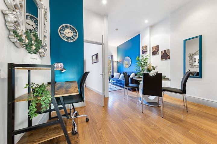 Luxurious 3BR Flat w/ Balcony in Kensington for 7! gallery image 2