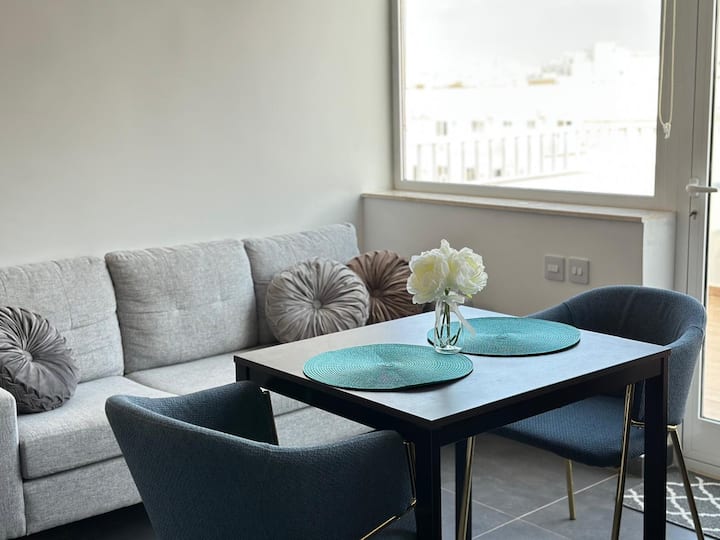 Stylish Penthouse With Terrace Steps From The Sea - La Valette