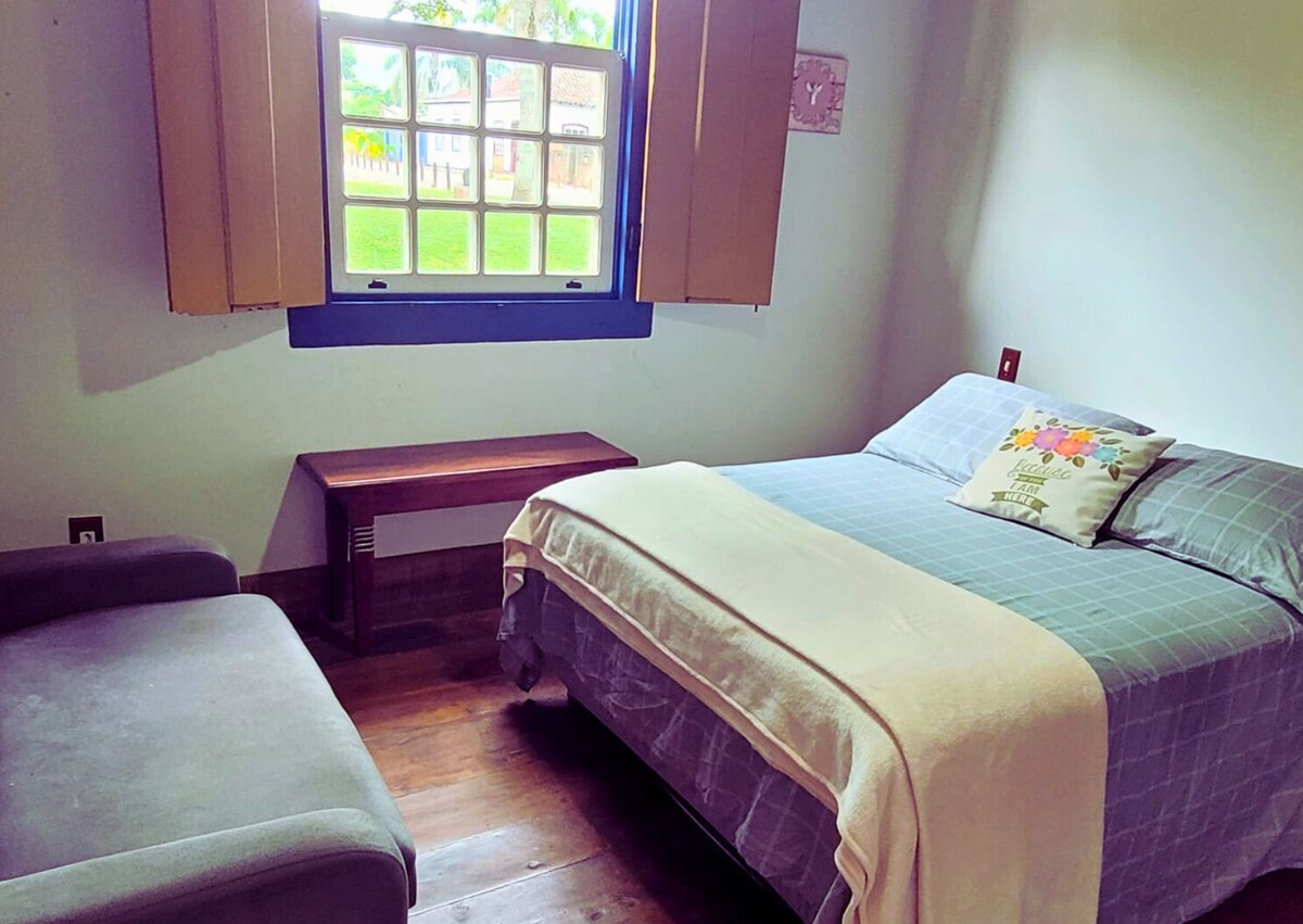 Საძინებელი 3. ორადგილიანი საწოლი და დახურული სააბაზანო.