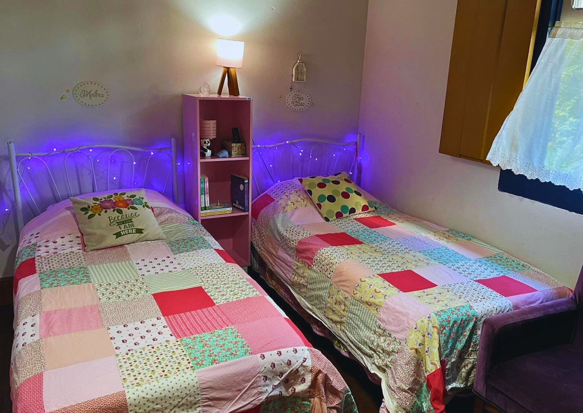 Ერთადგილიანი ოთახი. 2 საწოლი, რომელიც შეიძლება გაერთიანდეს წყვილისთვის.