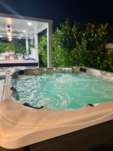 Luxe Oasis, Heated Salt pool, Hot Tub + Sauna gallery image 2