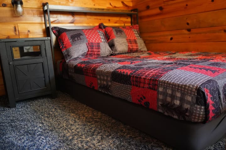 Posteľ v plnej veľkosti v podkroví poschodového domu