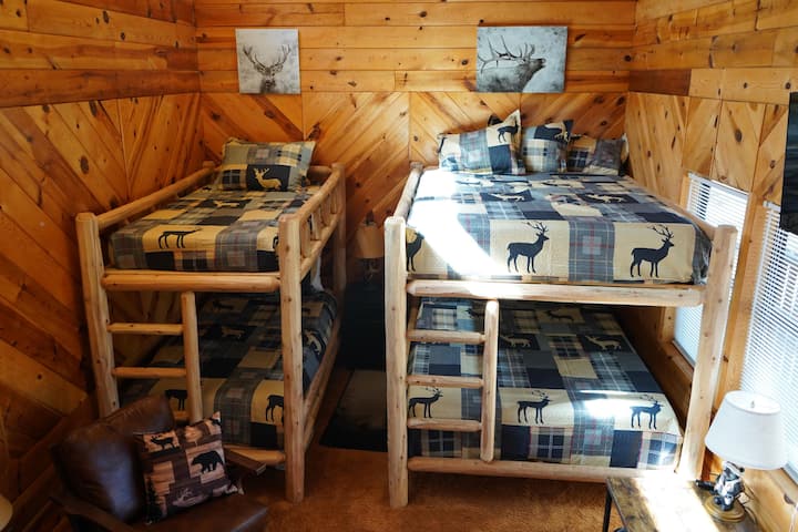 Poschodový dom s manželskou posteľou Queen nad poschodovou posteľou Queen a poschodovou posteľou Twin XL over Twin XL