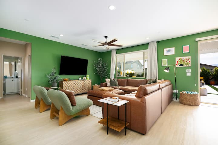 La sala de estar principal/gran sala ofrece muchos asientos cómodos para tus necesidades de descanso mientras miras hacia el hermoso patio trasero. 